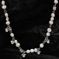 Collar de perlas barrocas con dijes de abejas plateadas sobre fondo de piedra negra - Plata 925 / Oro Blanco