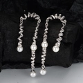 Pendientes de plata S925 en espiral con perlas blancas sobre fondo de madera oscura - Plata 925 / Oro Blanco