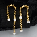 Elegantes pendientes largos de espiral dorada con perlas blancas de diseño moderno - Plata 925 / Oro de 18K