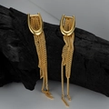 Elegantes pendientes dorados en forma de U con borlas largas sobre base de madera negra - Plata 925 / Dorado