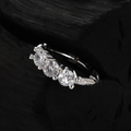 Elegante anillo de plata de tres piedras con cristales redondos en fondo oscuro - Plata 925 / Oro Blanco (Individual)