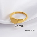 Vue détaillée d'une bague cœur dorée de 9,5 mm pesant 5,5 g sur de la soie blanche - US6 / Cœur Petit Or