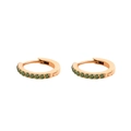 Dettaglio di orecchini huggie in oro rosa con pavé di pietre preziose verdi - Agosto Verde Chiaro - Oro Rosa