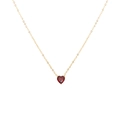 Detailopname van de gouden roestvrijstalen ketting met een rode hartvormige hanger - Goud-Januari Rood