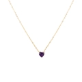 Detailopname van hartvormige paarse steen hanger met gouden ketting halsketting - Goud - Februari Donkerpaars