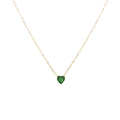 Detail van een gouden roestvrijstalen ketting met hartvormige groene strass hanger - Goud - Mei Diepgroen