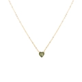 Detail van een hartvormige olijfgroene kristallen hanger aan een dunne gouden ketting - Goud - Augustus Olijfgroen