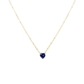 Detailopname van een hartvormige blauwe edelsteen hanger aan gouden edelstalen ketting - Goud - September Koningsblauw