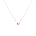 Detailopname van roze hartvormige kristallen hanger aan een gouden roestvrijstalen ketting - Goud-Oktober Roze