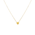 Detail van een vergulde hartketting met een gele edelsteen in een drieklauwige zetting - Goud - November Lichtgeel