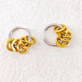 Minimalistische zweifarbige Creolen aus Edelstahl mit silberner Basis und goldenen Ringen - Gold und Silber Zweifarbig