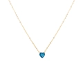 Detailopname van een hartvormige blauwe saffieren hanger aan een gouden halsketting - Goud - December Aqua Blauw