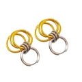 Detailansicht der zweifarbigen Creolen aus 18K Gold und Edelstahl mit Schicht-Design - Gold und Silber