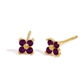 Detailansicht der Kleeblatt-Ohrstecker mit lila Strasssteinen in eleganter Goldfassung - Juni Violett (Alexandritfarbe)
