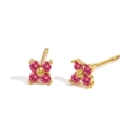 Detailansicht der Kleeblatt-Ohrstecker mit rosa Kristallblättern in Goldfassung - Juli Rosarot