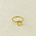 Vue détaillée d'une bague dorée ondulée avec une pierre précieuse jaune en forme de poire - Novembre Jaune Clair