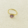 Elegante anello dorato con gemma rossa a forma di pera e fascia in zirconi chic - US6 / Gennaio Rosso (Colore Granato)