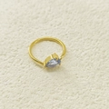 Elegante anello placcato oro con zircone blu a forma di goccia su una sottile fascia d'oro - US6 / Marzo Blu Chiaro (Colore Acquamarina)
