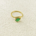 Bague élégante plaquée or avec zircon vert taille poire sur un anneau épuré - Mai Vert (Couleur Émeraude)