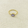 Bague goutte dorée avec pierre en zircon violet et sertissage à griffes - Juin Violet (Couleur Alexandrite)