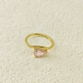Bague dorée avec pierre rose en forme de poire et anneau ondulé en acier - Rose Octobre