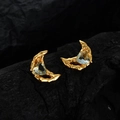 Minimalistische S925 zilveren maan oorbellen met blauw hartkristal op donkere rots - 925 zilver / 18K Goud