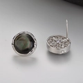 Orecchini a lobo in argento S925 con madreperla nera e design posteriore traforato - Oro Bianco