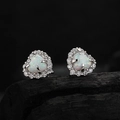 Pendientes de corazón en plata S925 con ópalo blanco y cerco de diamantes micropavé - Plata 925 / Bañado en Platino (Con Cierres de Plata)