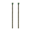 Boucles d'oreilles longues dorées à pampilles avec zircons verts pour femmes sur blanc - Mai Vert - Or
