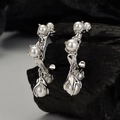 Orecchini a fiore in argento S925 con design a vite organica e perle pendenti - Argento 925 / Placcato Platino (Con Chiusure in Argento)