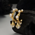 Orecchini a C dorati con fiori e perle barocche su sfondo di carbone artistico - Argento 925 / Placcato Oro 18K (Con Chiusure in Argento)