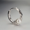 Orecchino a cerchio in argento S925 con perla, texture martellata e piccoli cristalli - Argento 925 / Stile Zirconia Bianca (Solo Pezzo Singolo)