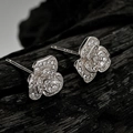 Glitzernde S925 Sterlingsilber Blumenohrstecker mit Zirkonia-besetzten Blütenblättern - 925er Silber / Platin (Mit Silberohrstopfen)