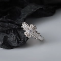 Anillo de plata S925 con circonitas redondas y detalles calados de estilo vintage - Plata 925 / Oro Blanco (Individual)