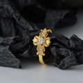 Anillo vintage de cruz dorada con circón central y pavé de diamantes brillantes - Plata 925 / Chapado en Oro de 18K (Pieza única)