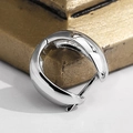 Orecchino huggie geometrico in argento sterling S925 con finitura lucida a specchio - Argento 925 / Oro Bianco (Singolo)