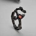 Gotischer S925 Silber Kreuzring mit schwarzem Finish und rotem Edelstein - Verstellbare Größe 14 / Schwarz & Gold