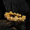 Anello retrò dorato con fiori a croce e pietre bianche su pietra minerale nera - Taglia 14 Regolabile / Oro 18K