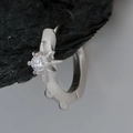 Pendiente huggie de plata S925 con circón blanco y diseño de estrella mate - Plata 925 / Oro Blanco (Individual)