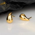 Pendientes minimalistas de gota dorada en plata S925 sobre superficie reflectante - Plata 925 / Bañado en Oro de 18K (Con Cierres de Plata)