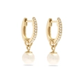 Eleganti orecchini a cerchio dorati con zirconi brillanti e pendenti di perle bianche - Oro 18K