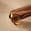 Orecchini a cerchio attorcigliati in argento S925 dorato esposti su legno naturale - Argento 925 / Oro 18 carati (con tappo in argento)