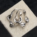 Orecchini a cerchio in argento sterling S925 con design a torsione liquida su sfondo di pelliccia - Argento 925 / Oro Bianco