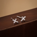 Polierte S925 Sterling Silber Kreuz Ohrstecker mit Vintage-Perlenverzierung in Silberoptik - 925er Silber / Weißgold