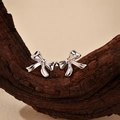 Orecchini a perno con fiocco in argento sterling S925 lucido su un espositore in legno - Argento 925 / Argento Platino