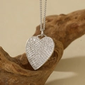 Funkelnde S925 Sterling Silber Herzkette mit vollem Diamantbesatz für Damen im Detail - 925er Silber / Weißgold