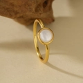 Eleganter Ring aus 925er Sterlingsilber vergoldet mit runder Perlmutteinlage auf Steinfläche - US 6 / Gold