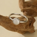 Eleganter 925 Sterlingsilber Ring mit rundem weißen Muscheleinlage und schlichtem Band - US 6 / Silber