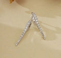 Dettaglio macro di orecchini a cerchio in argento con zirconi micro-pave e design a cono - Perno in Argento S925 / Argento