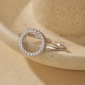 Anillo abierto de plata 925 con pavé de circonitas sobre un borde de cerámica beige - Talla 14 (Abierto Ajustable) / Oro Blanco